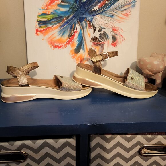 Women's size 9 JUICY COUTURE bronze shimmery and jeweled ankle strap sandals - Picture 6 of 9